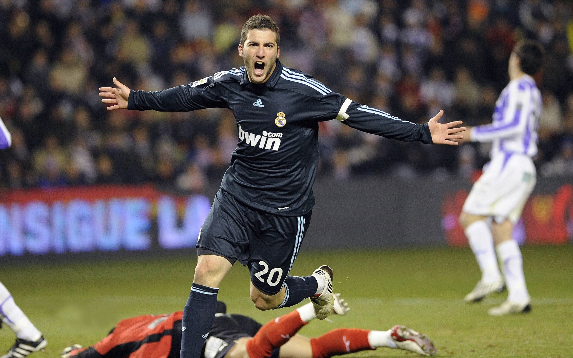 开云体育在线-独行侠绝境重生，米切尔德甲封神，体育的终极答案藏在最后一分钟